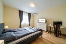 Sunny and Quiet 2bdr Central Apartment
